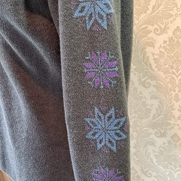 Eddie Bauer Sport Size Medium Petite Gray Full Zip Sweater Snowflake Sleeves EUC - Picture 7 of 12